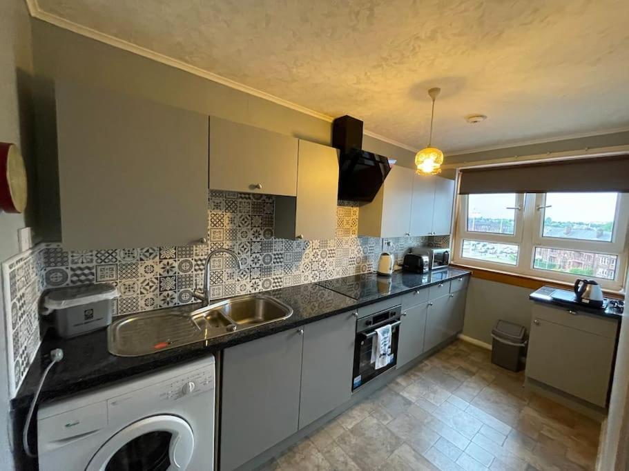 West End Hidden Gem - Modern 2-Bedroom Apartment With Residents Patio グラスゴー エクステリア 写真