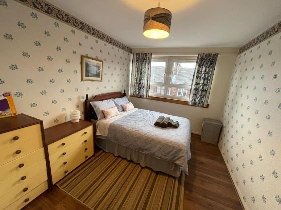 West End Hidden Gem - Modern 2-Bedroom Apartment With Residents Patio グラスゴー エクステリア 写真