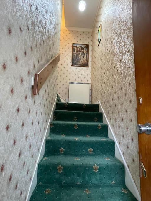 West End Hidden Gem - Modern 2-Bedroom Apartment With Residents Patio グラスゴー エクステリア 写真