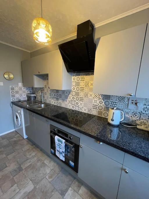 West End Hidden Gem - Modern 2-Bedroom Apartment With Residents Patio グラスゴー エクステリア 写真