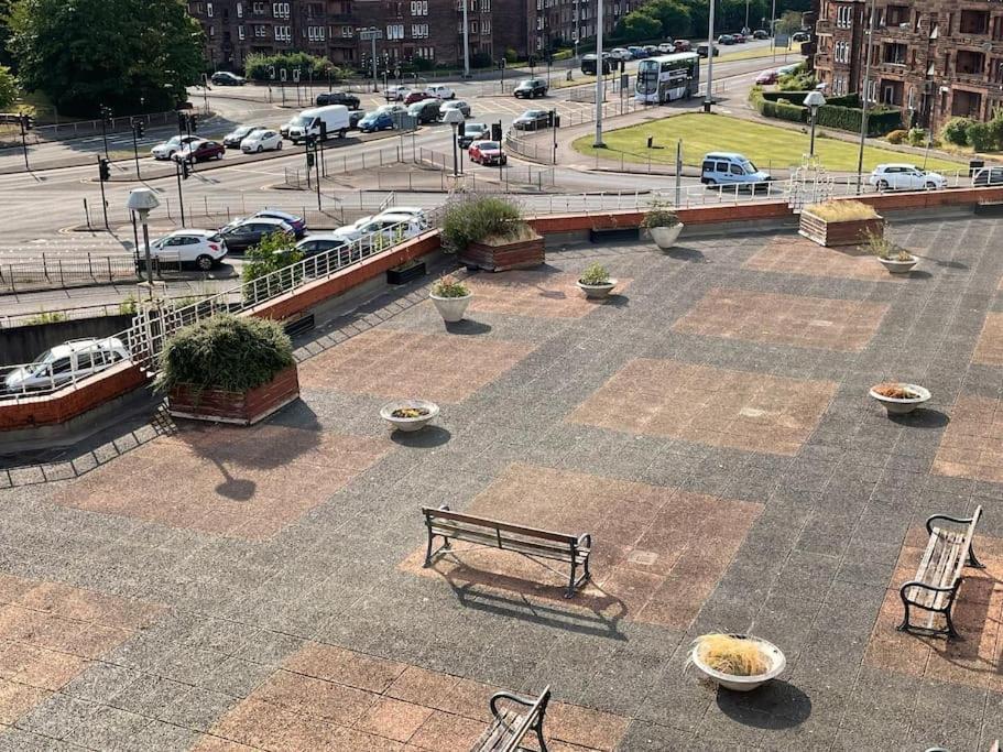 West End Hidden Gem - Modern 2-Bedroom Apartment With Residents Patio グラスゴー エクステリア 写真