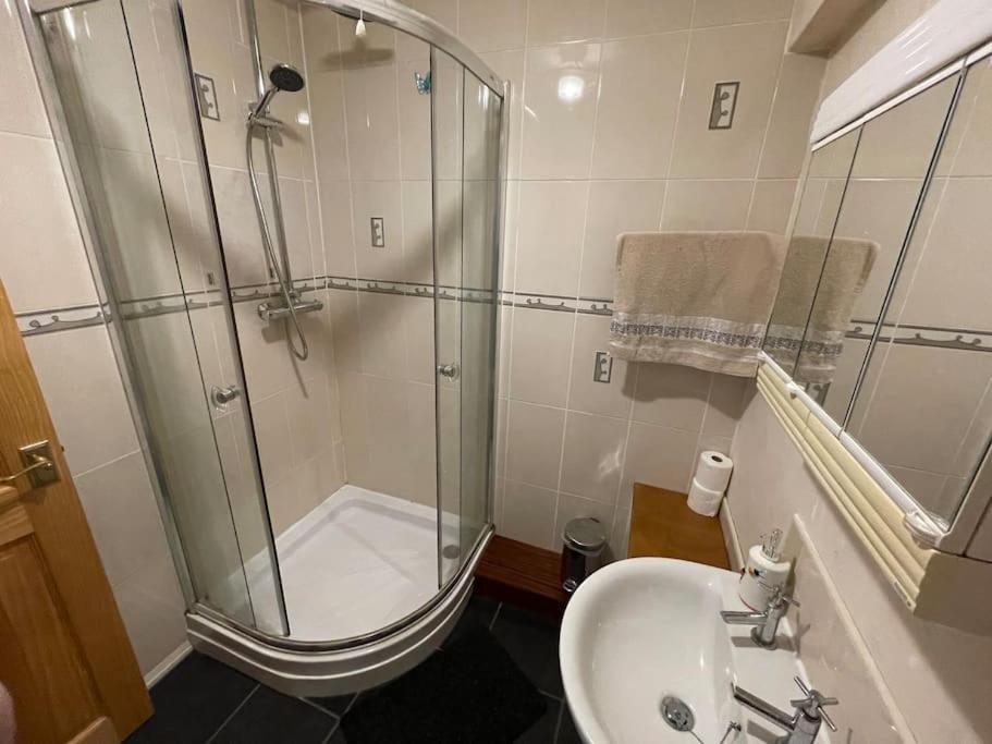 West End Hidden Gem - Modern 2-Bedroom Apartment With Residents Patio グラスゴー エクステリア 写真
