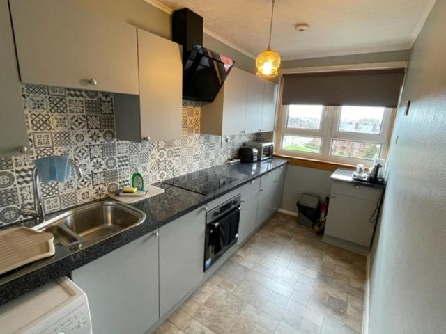 West End Hidden Gem - Modern 2-Bedroom Apartment With Residents Patio グラスゴー エクステリア 写真